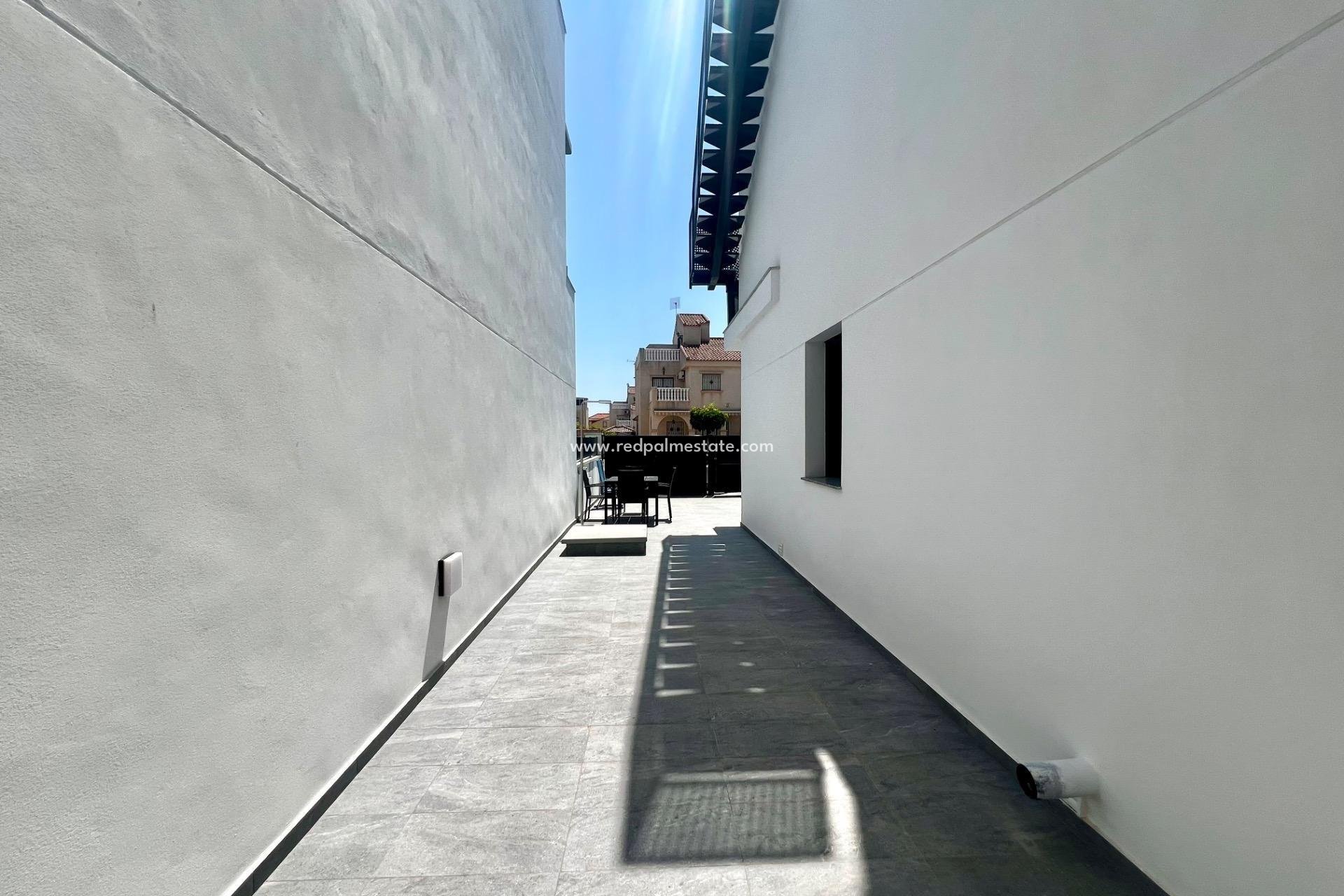 Resale - Villa -
Torrevieja - La Siesta - El Salado -  Torreta