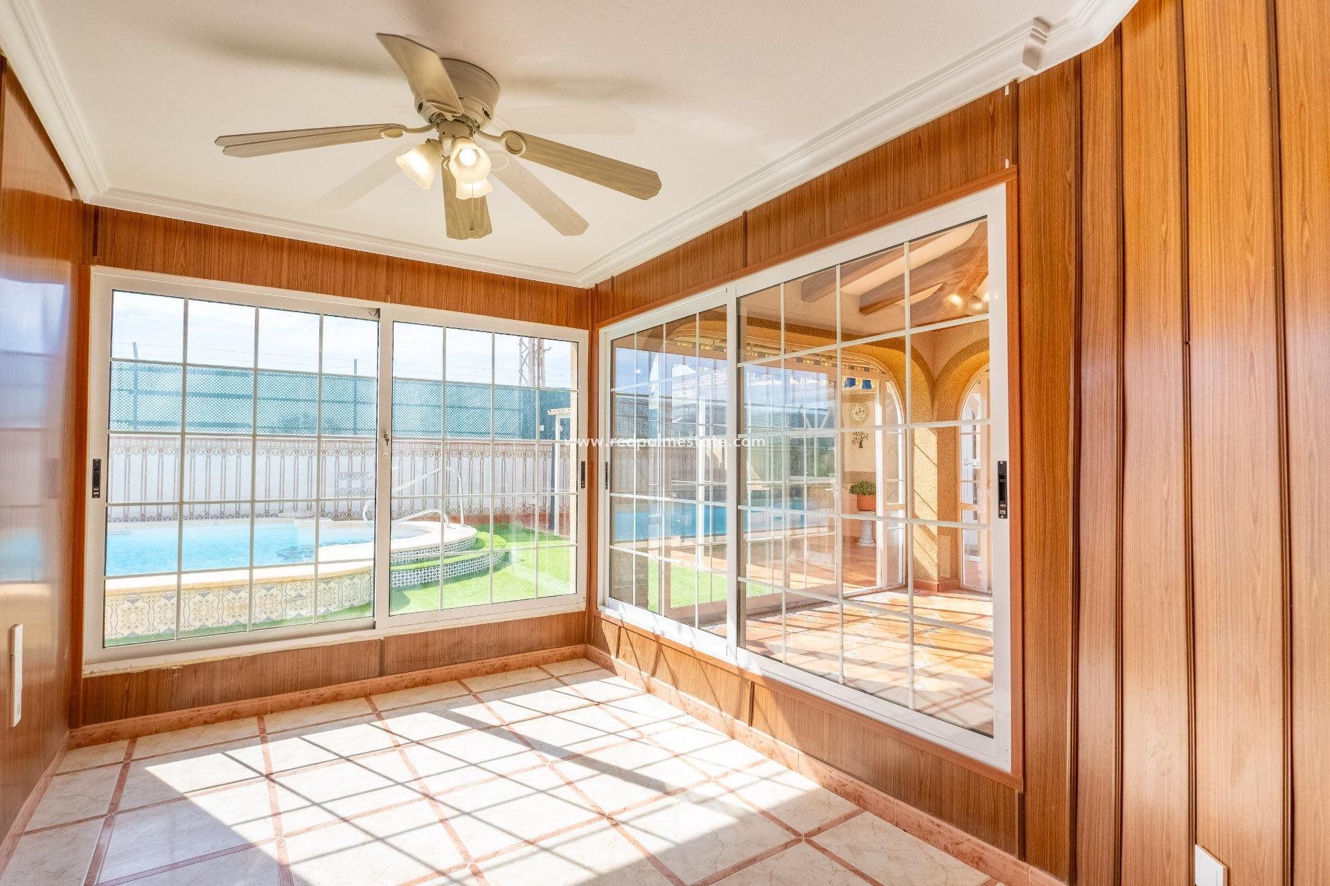 Resale - Villa -
Torrevieja - La Siesta - El Salado -  Torreta