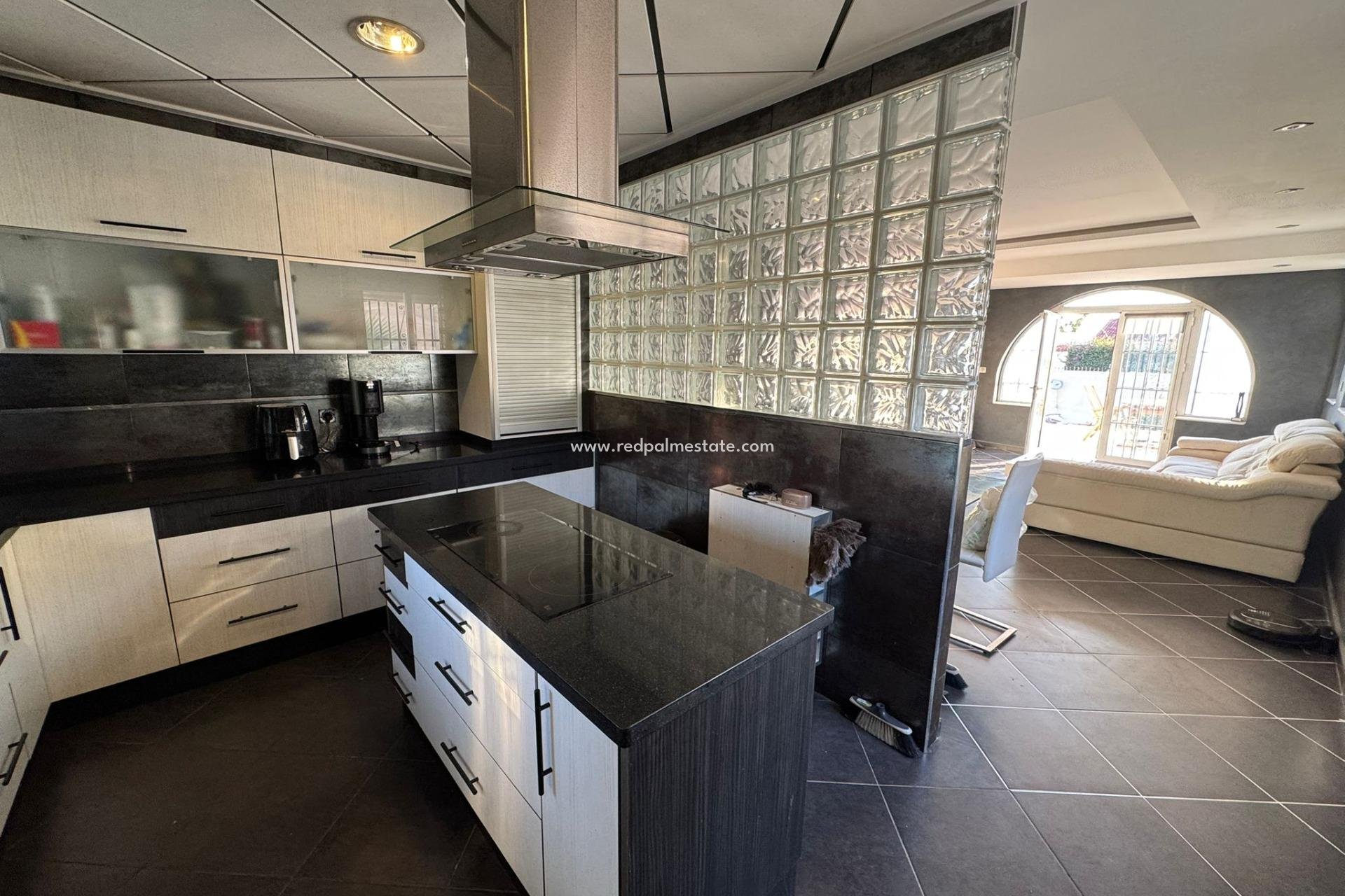 Resale - Villa -
Torrevieja - La Siesta - El Salado -  Torreta