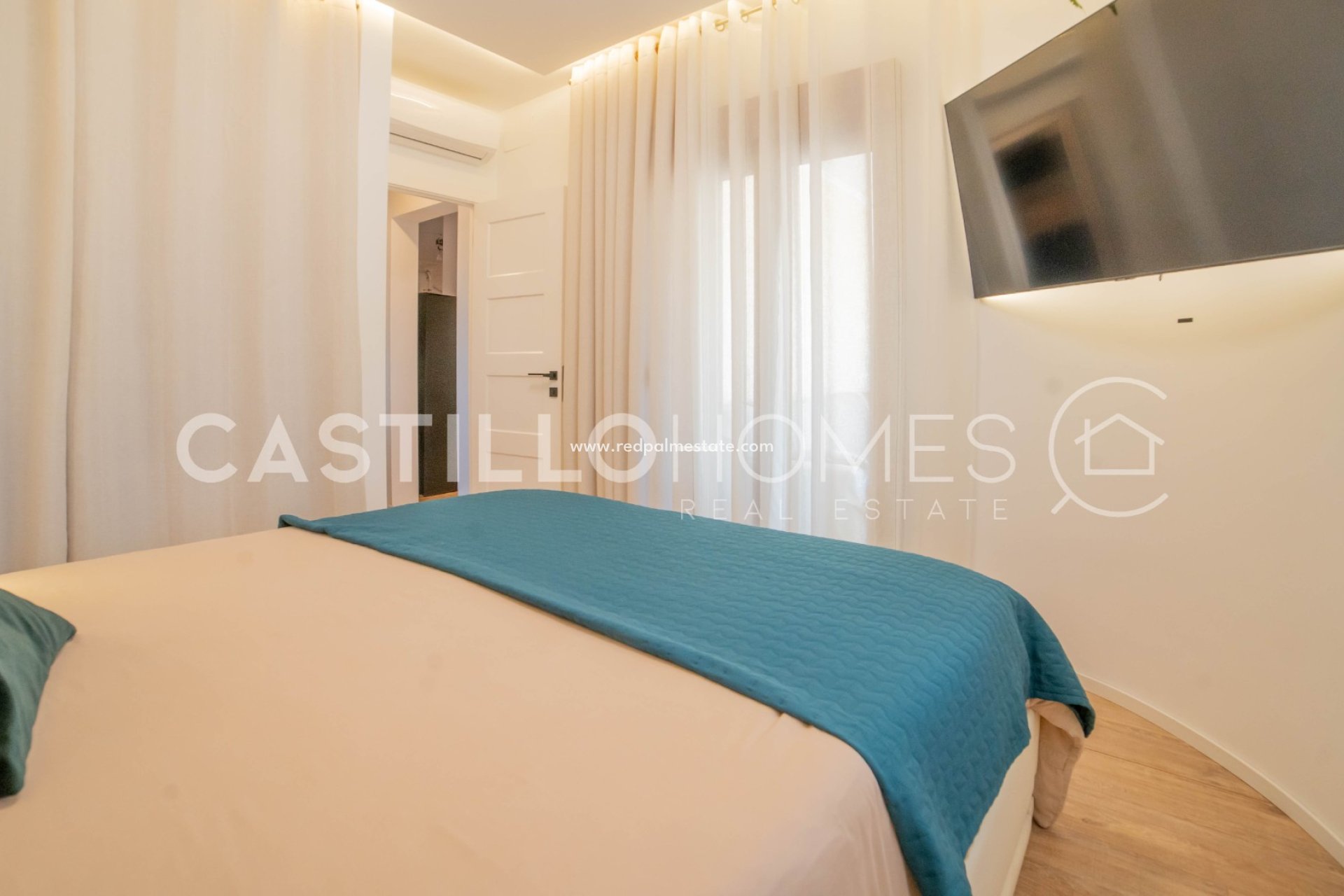 Resale - Villa -
Torrevieja - La Siesta - El Salado -  Torreta