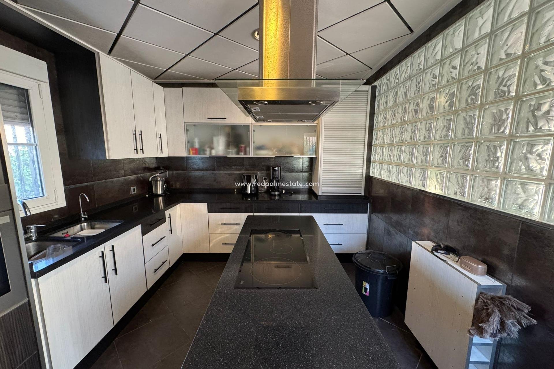 Resale - Villa -
Torrevieja - La Siesta - El Salado -  Torreta