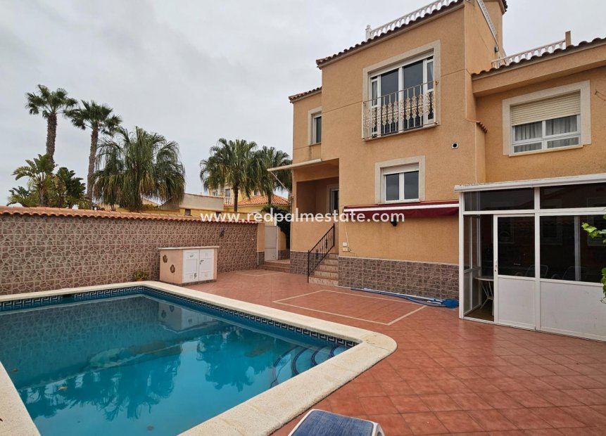Resale - Villa -
Torrevieja - La Siesta - El Salado -  Torreta