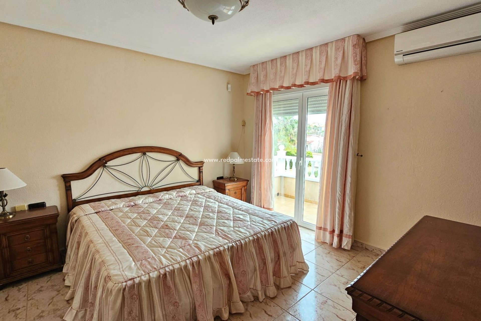 Resale - Villa -
Torrevieja - La Siesta - El Salado -  Torreta