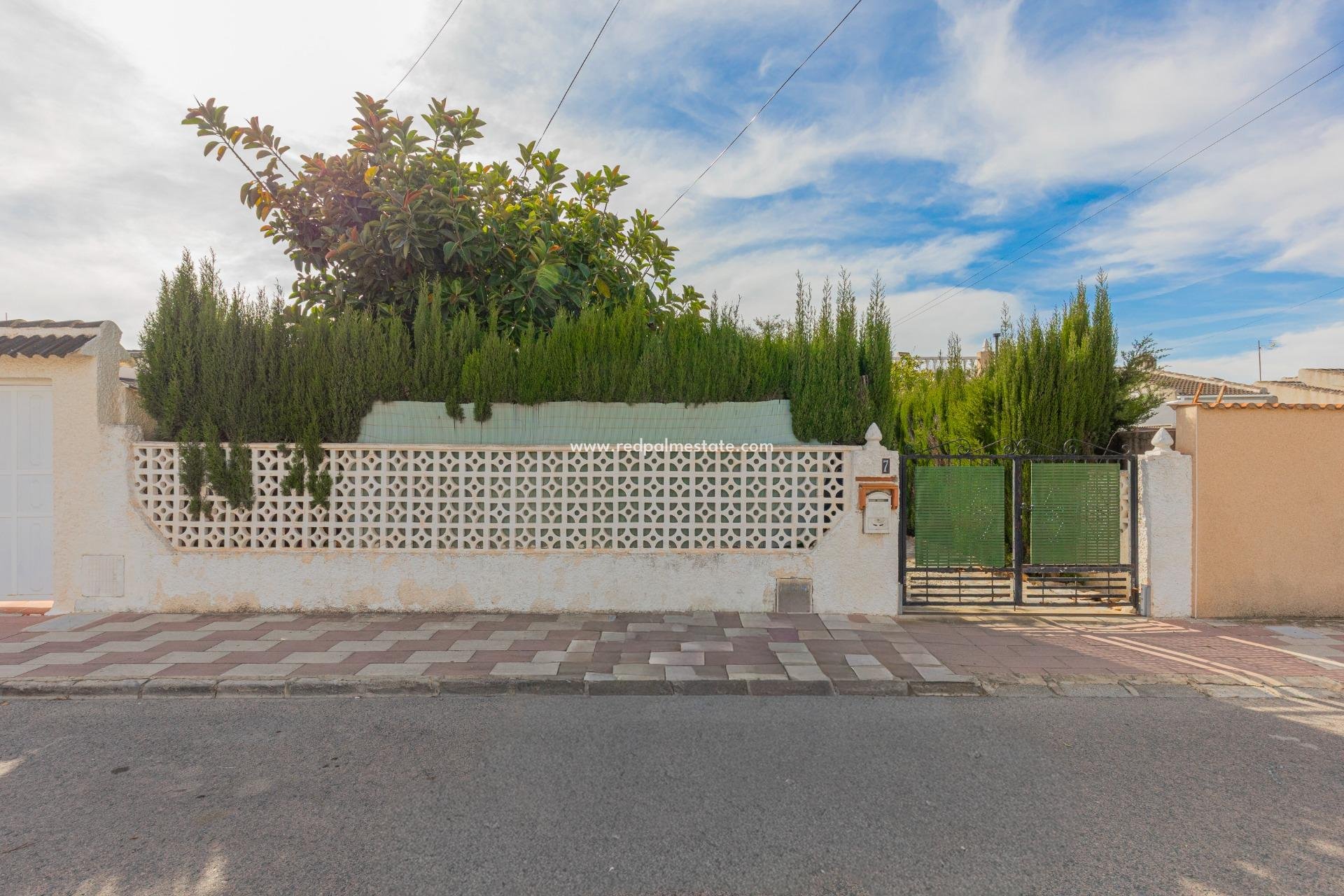 Resale - Villa -
Torrevieja - La Siesta - El Salado -  Torreta