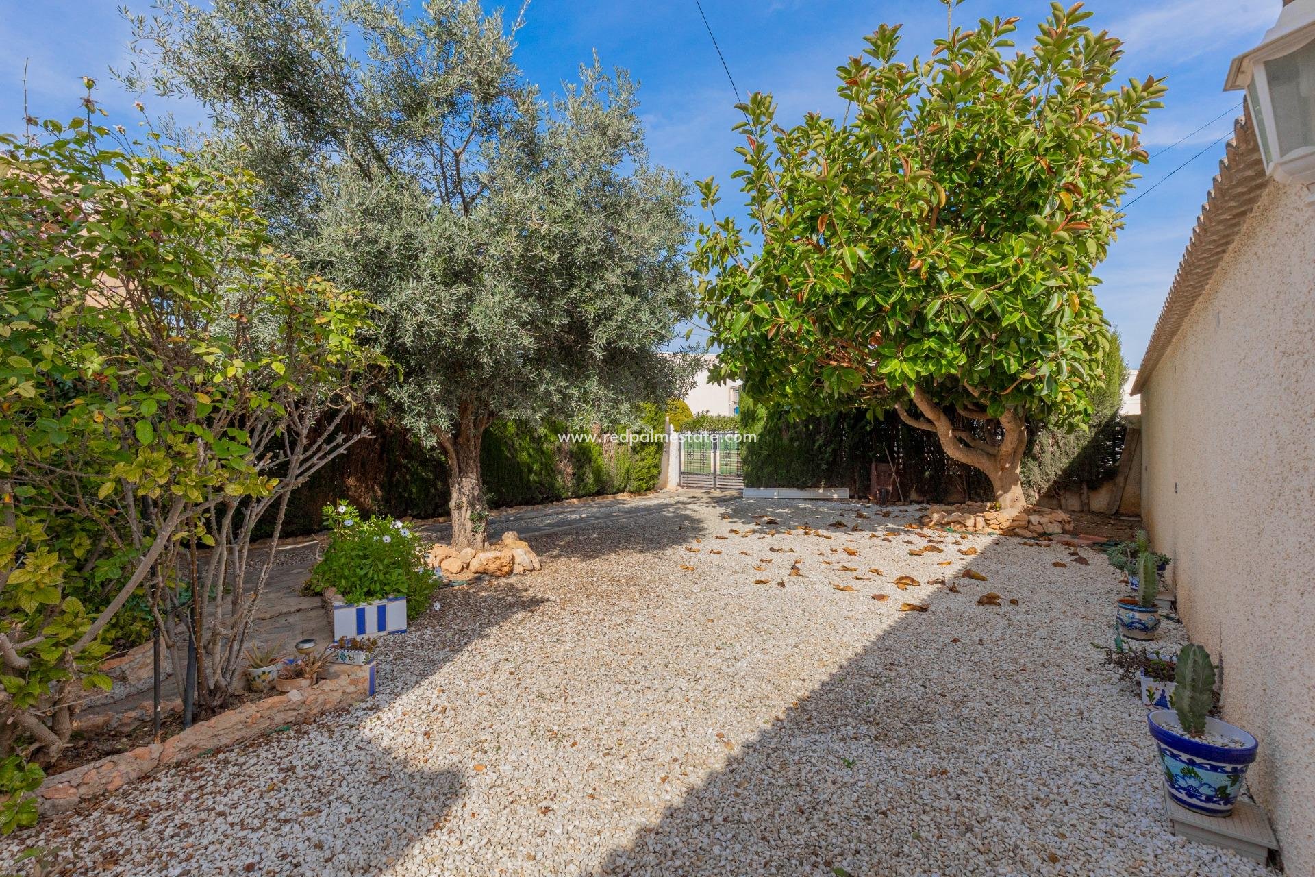 Resale - Villa -
Torrevieja - La Siesta - El Salado -  Torreta