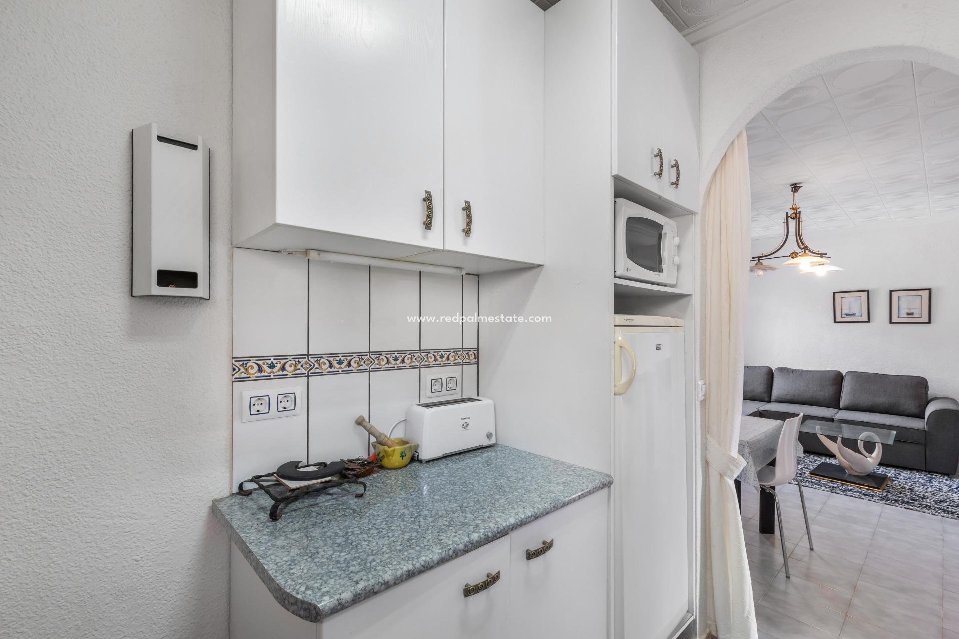 Resale - Villa -
Torrevieja - La Siesta - El Salado -  Torreta