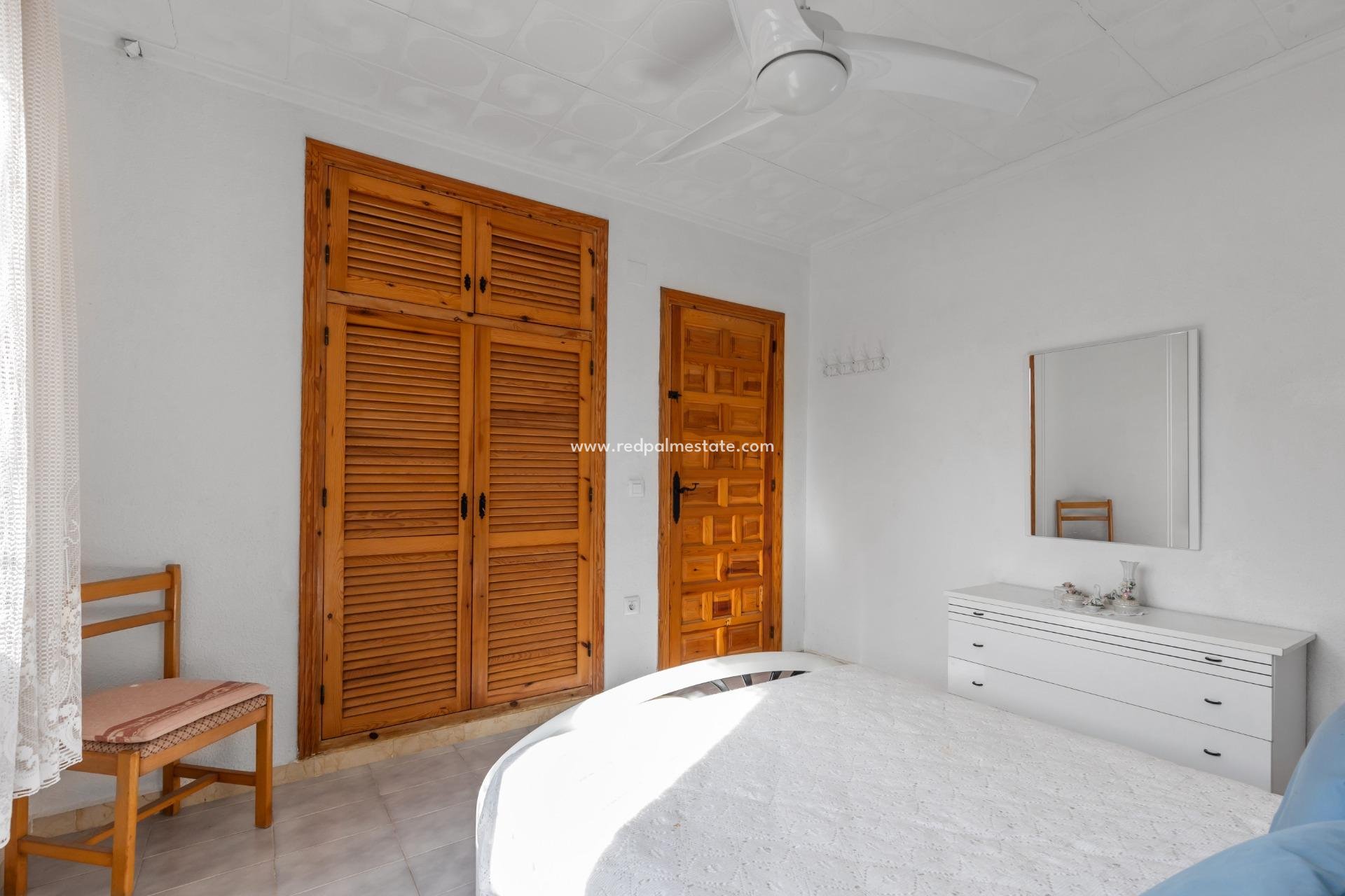 Resale - Villa -
Torrevieja - La Siesta - El Salado -  Torreta