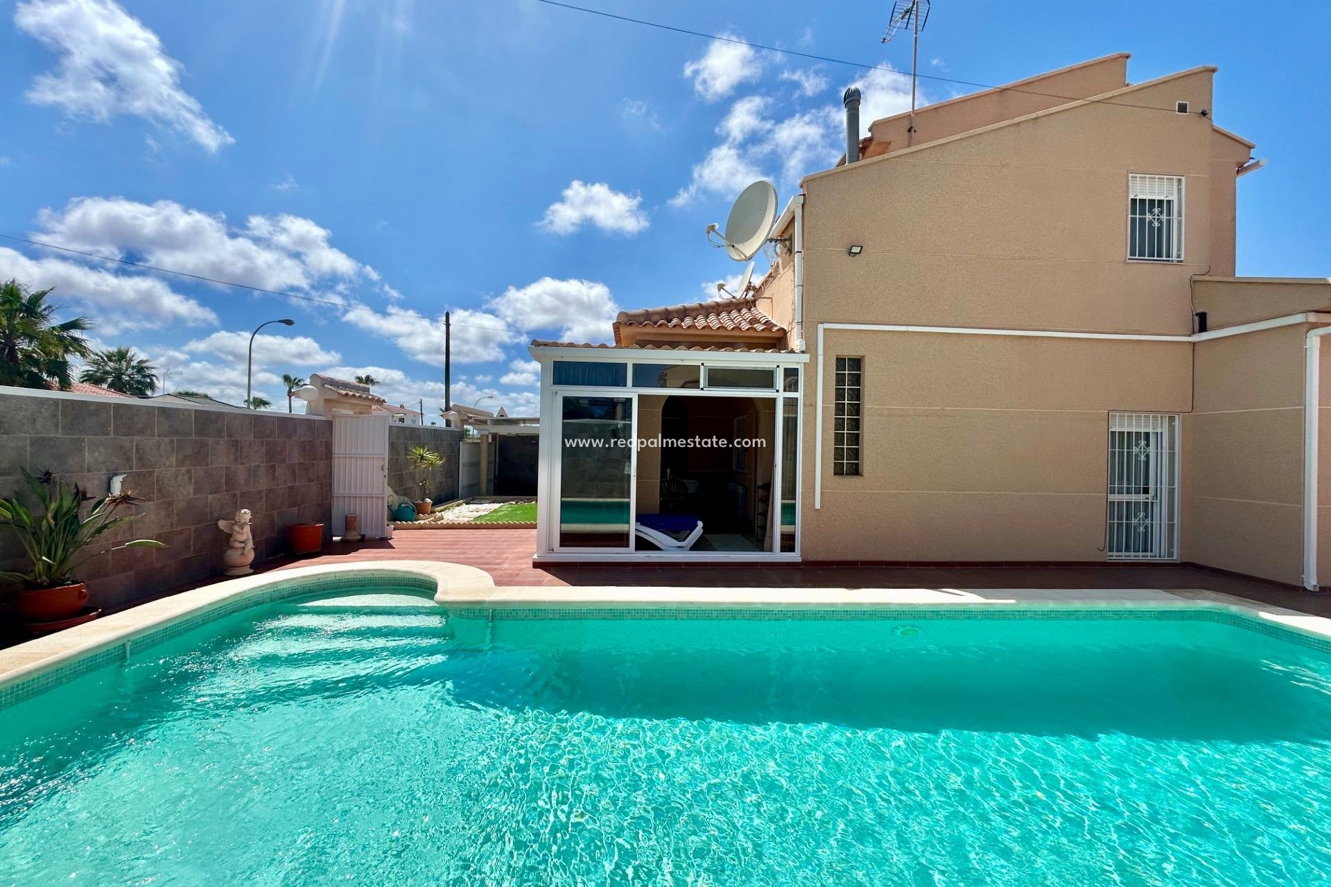 Resale - Villa -
Torrevieja - La Siesta - El Salado -  Torreta