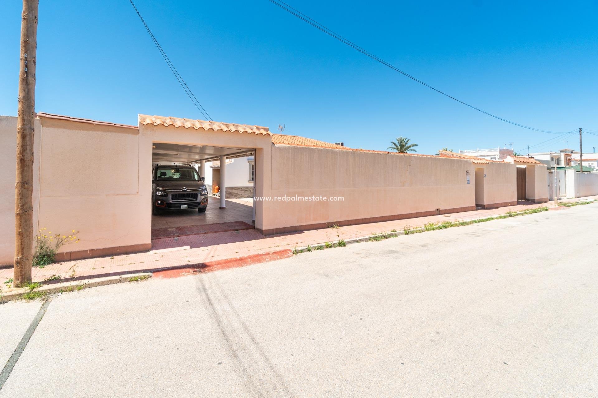 Resale - Villa -
Torrevieja - La Siesta - El Salado - Torreta