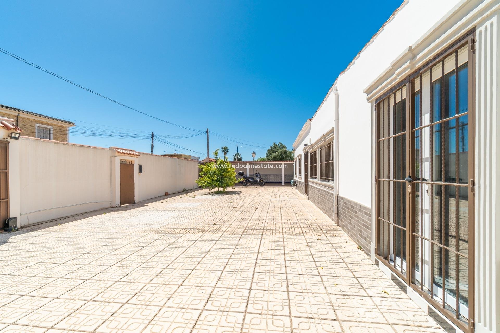 Resale - Villa -
Torrevieja - La Siesta - El Salado - Torreta