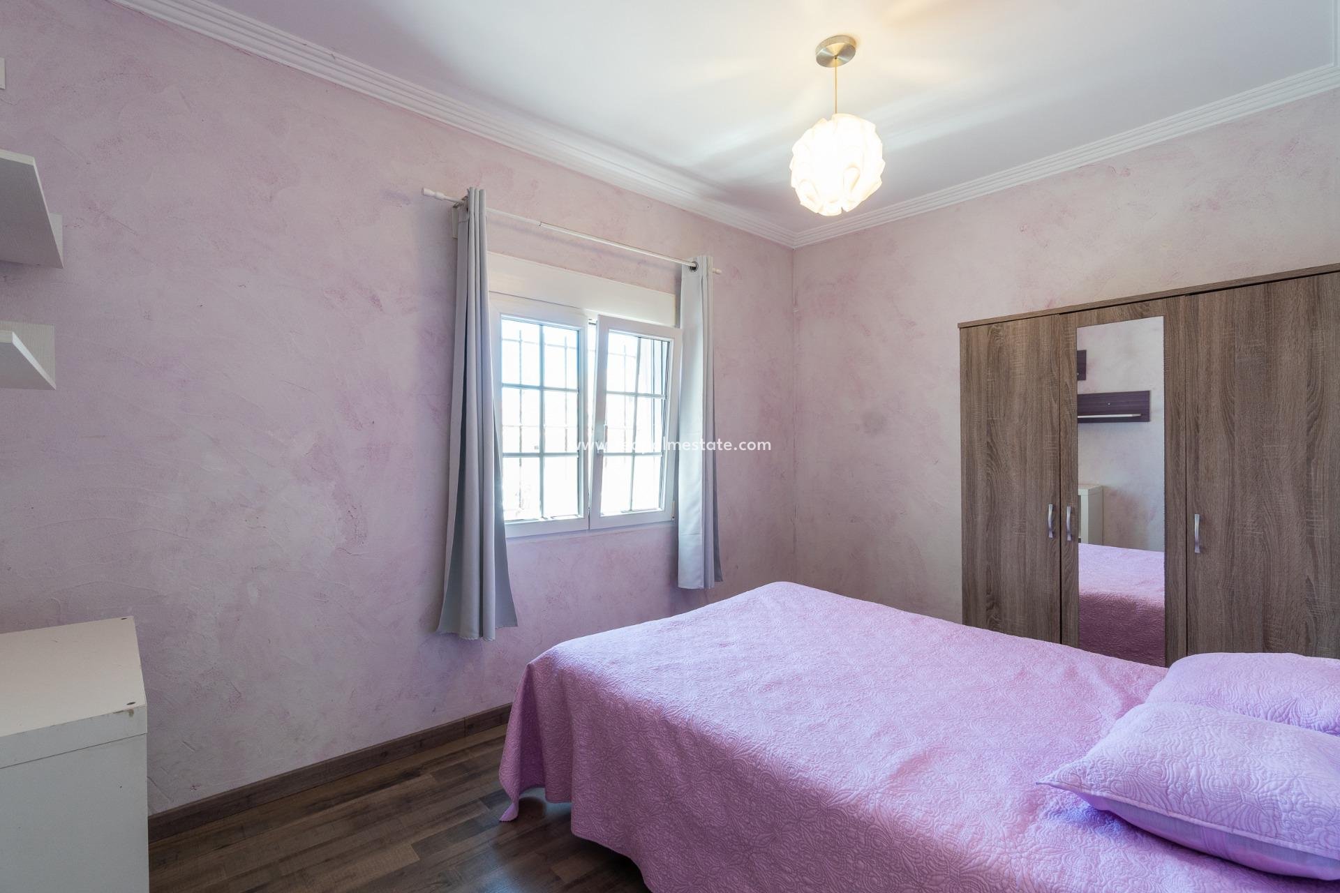 Resale - Villa -
Torrevieja - La Siesta - El Salado - Torreta