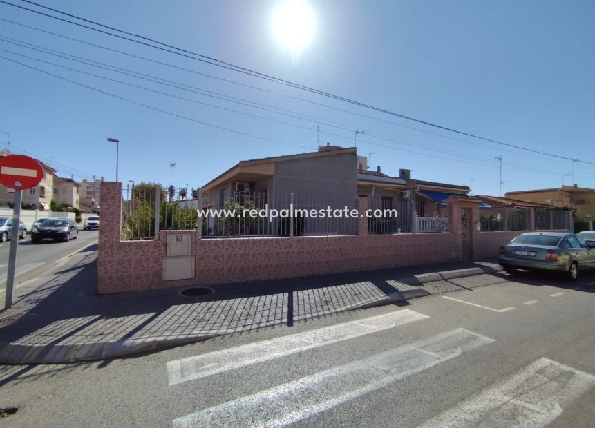 Resale - Villa -
Torrevieja - Playa de los locos