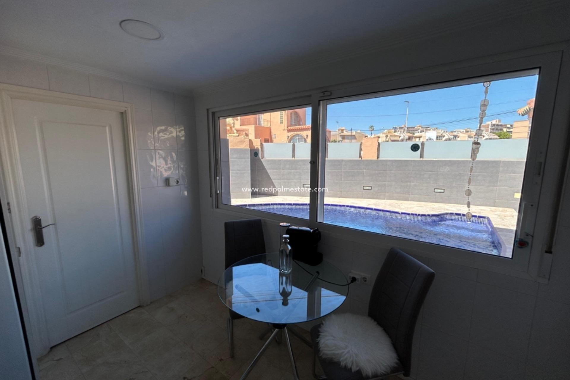 Resale - Villa -
Torrevieja - Playa del cura