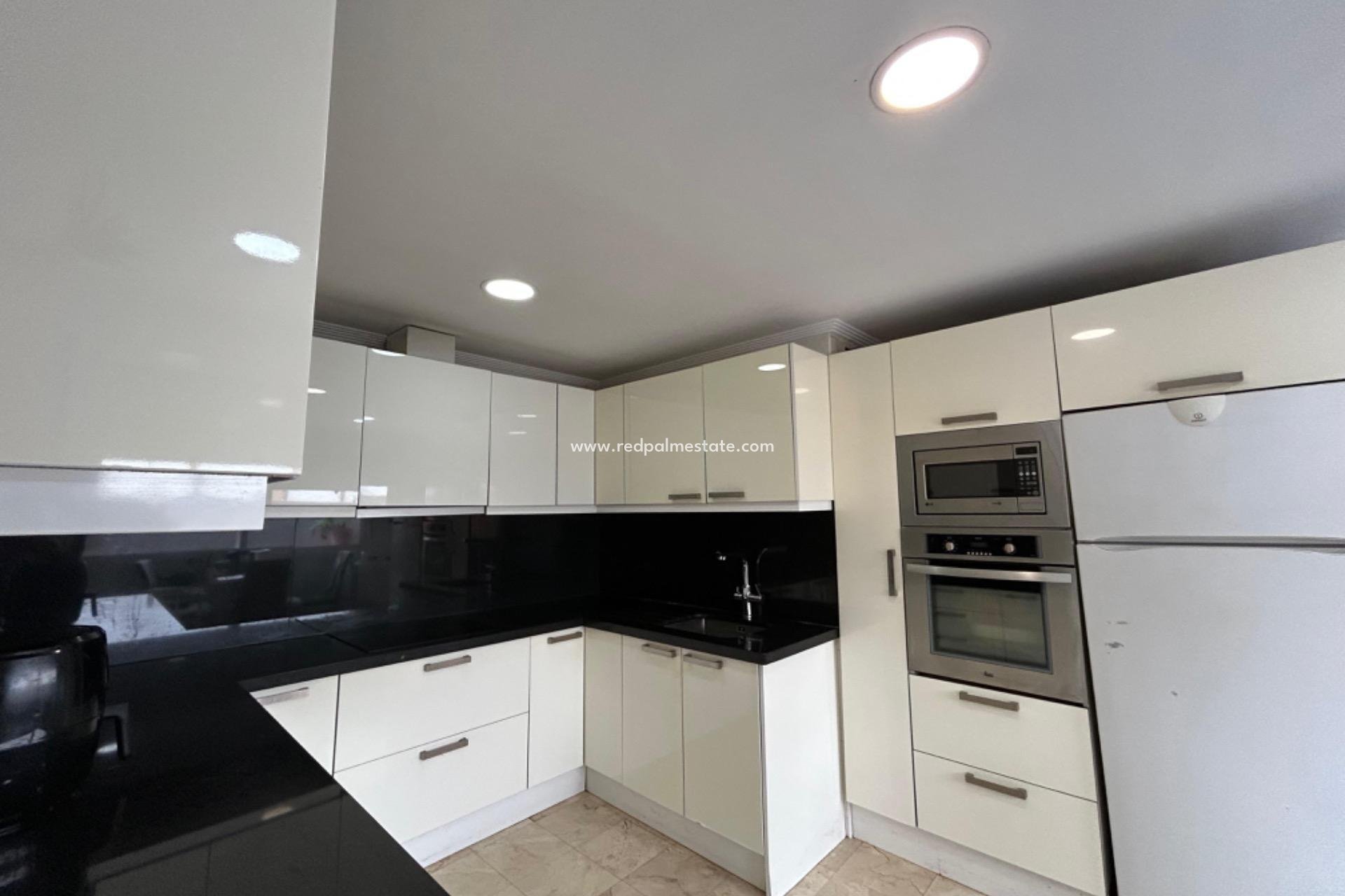 Resale - Villa -
Torrevieja - Playa del cura