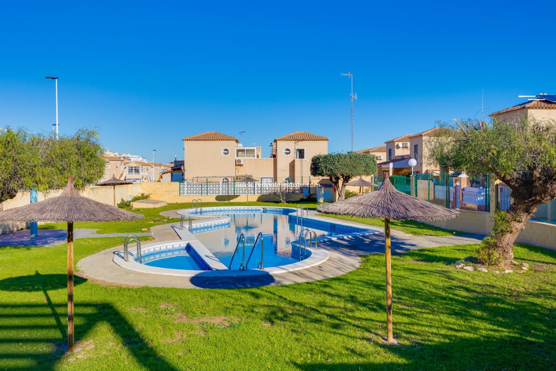 Resale - Villa -
Torrevieja - Pueblo - Centro