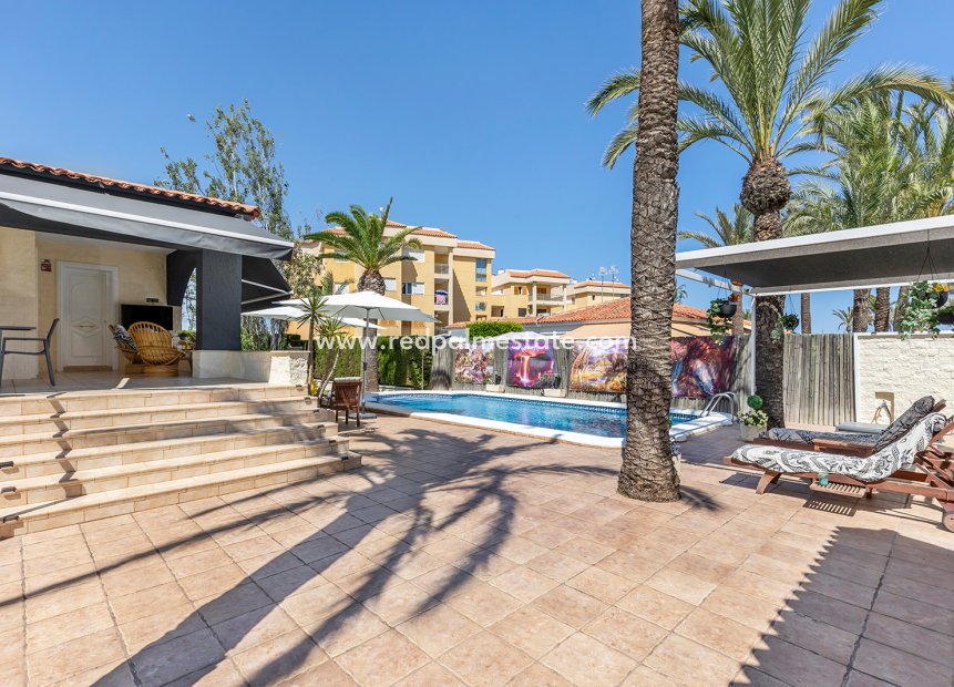 Resale - Villa -
Torrevieja - Punta Prima Torrevieja