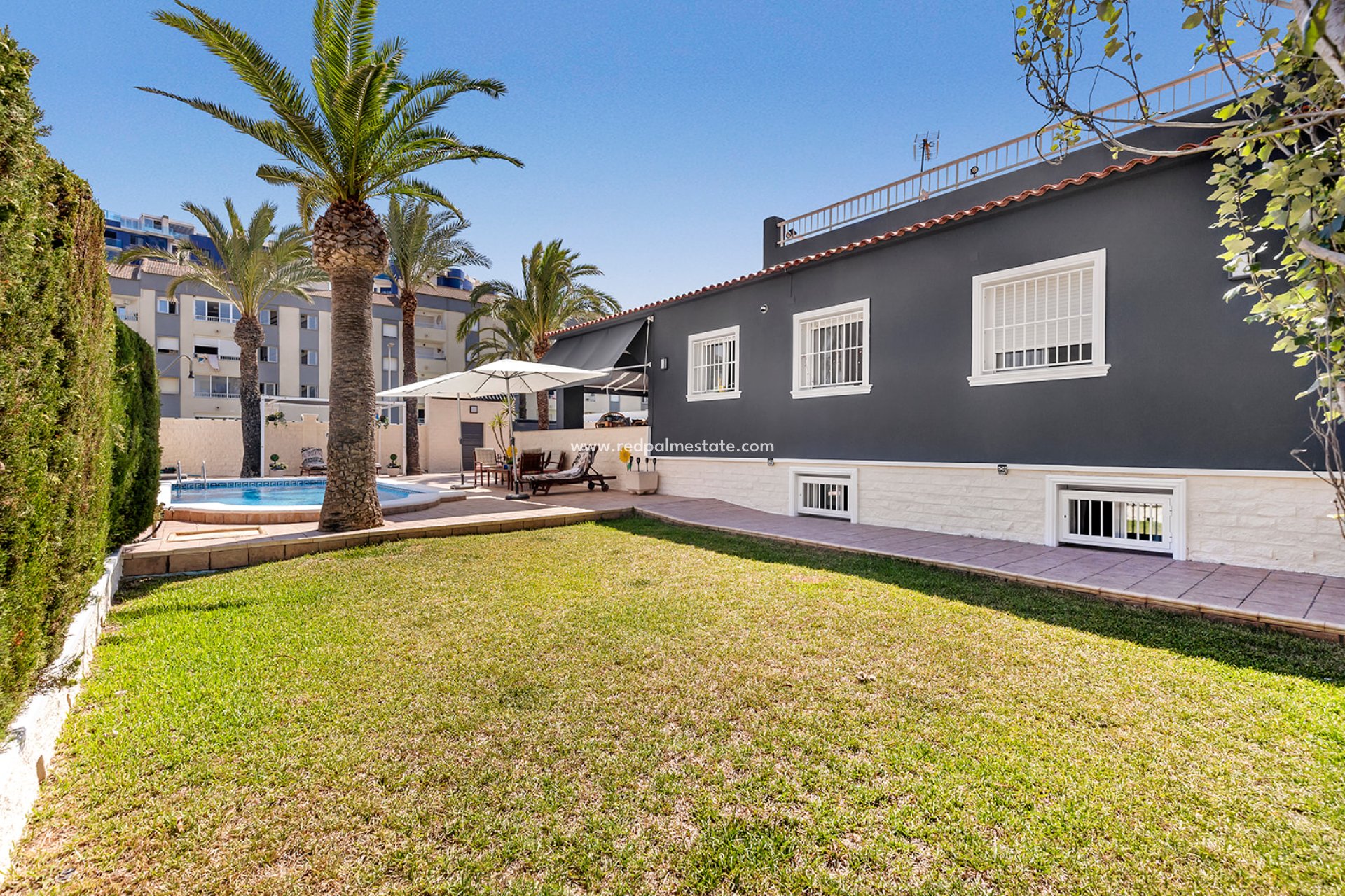 Resale - Villa -
Torrevieja - Punta Prima Torrevieja
