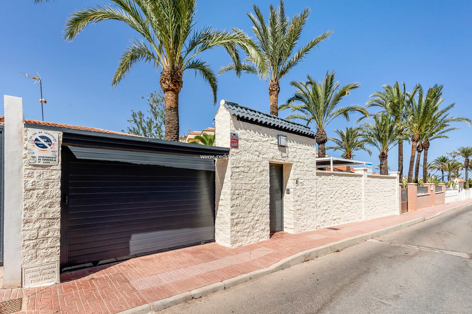 Resale - Villa -
Torrevieja - Punta Prima Torrevieja