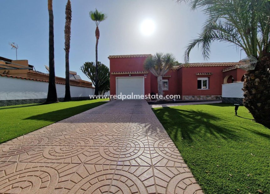 Resale - Villa -
Torrevieja - Torreta