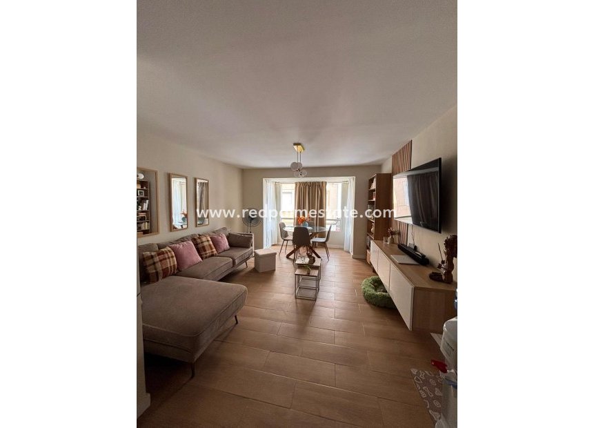Resale - Villa -
Torrevieja