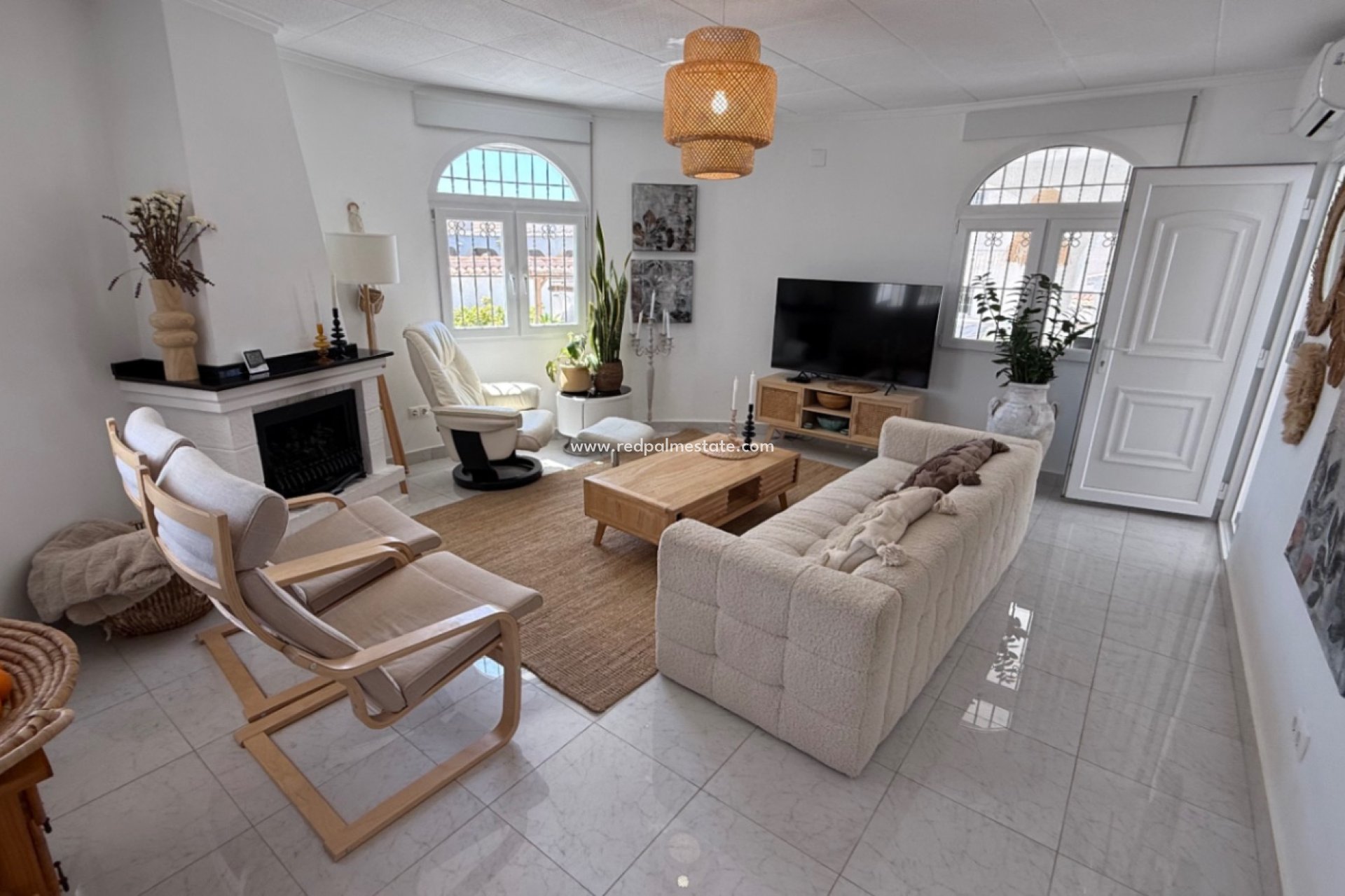 Resale - Villa -
Torrevieja