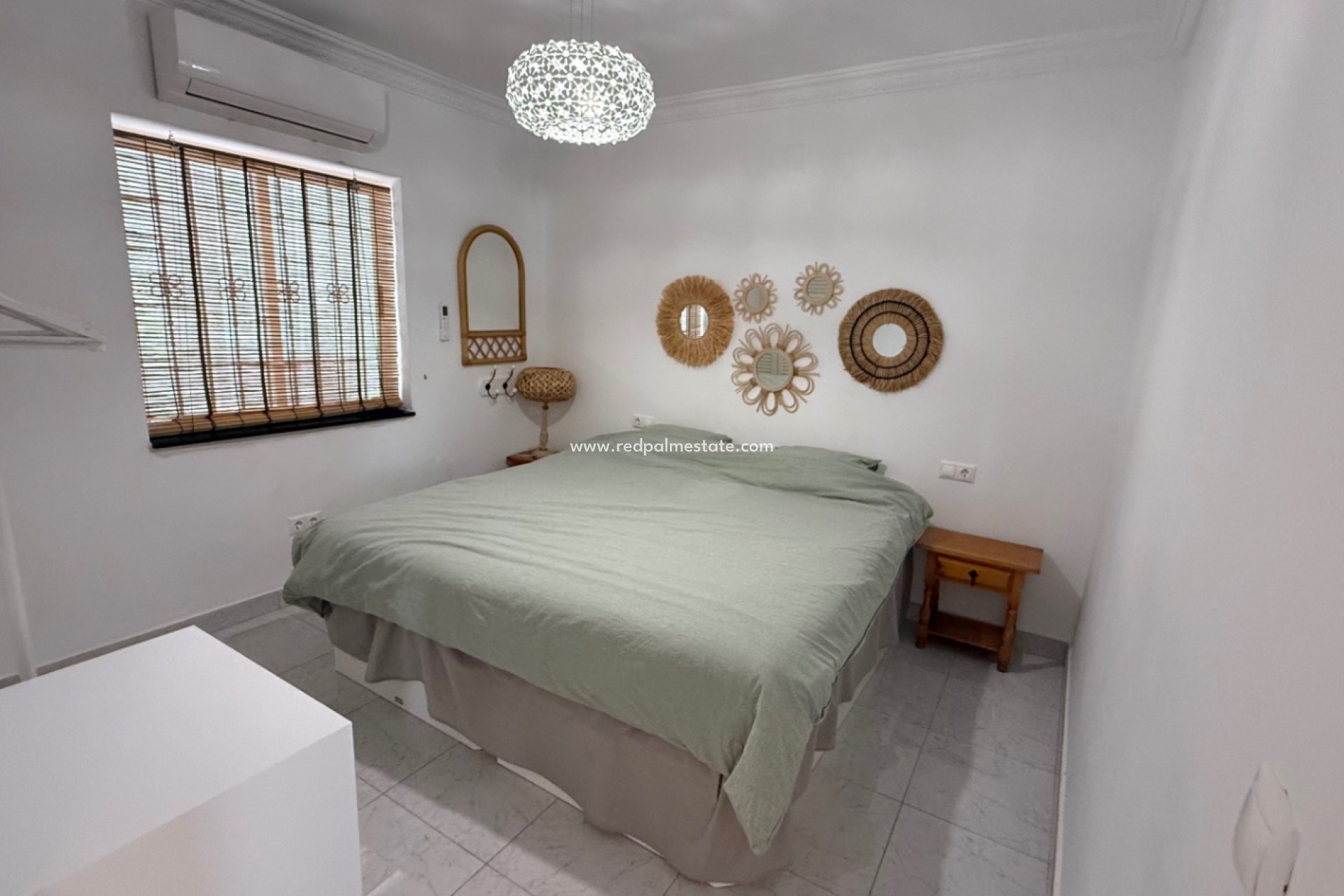 Resale - Villa -
Torrevieja
