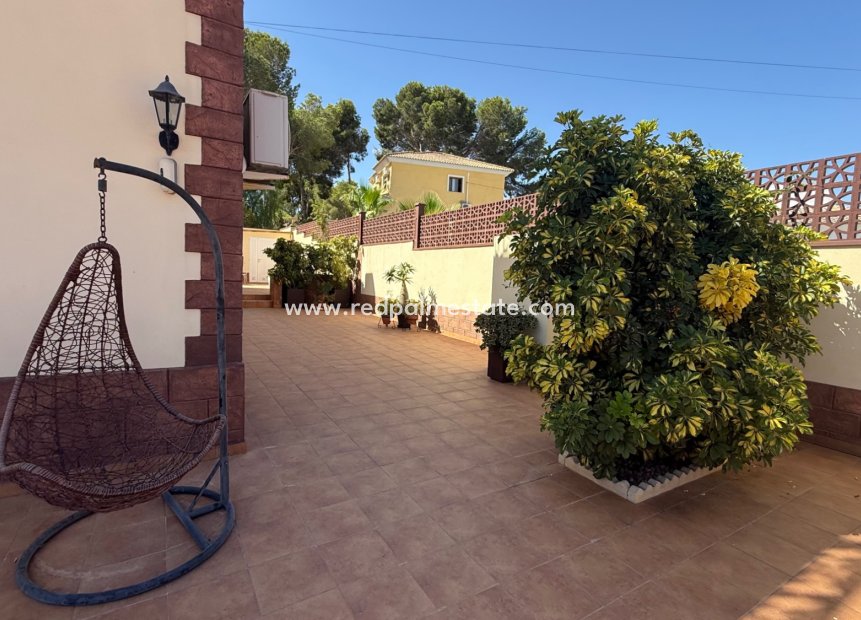 Resale - Villa -
Torrevieja