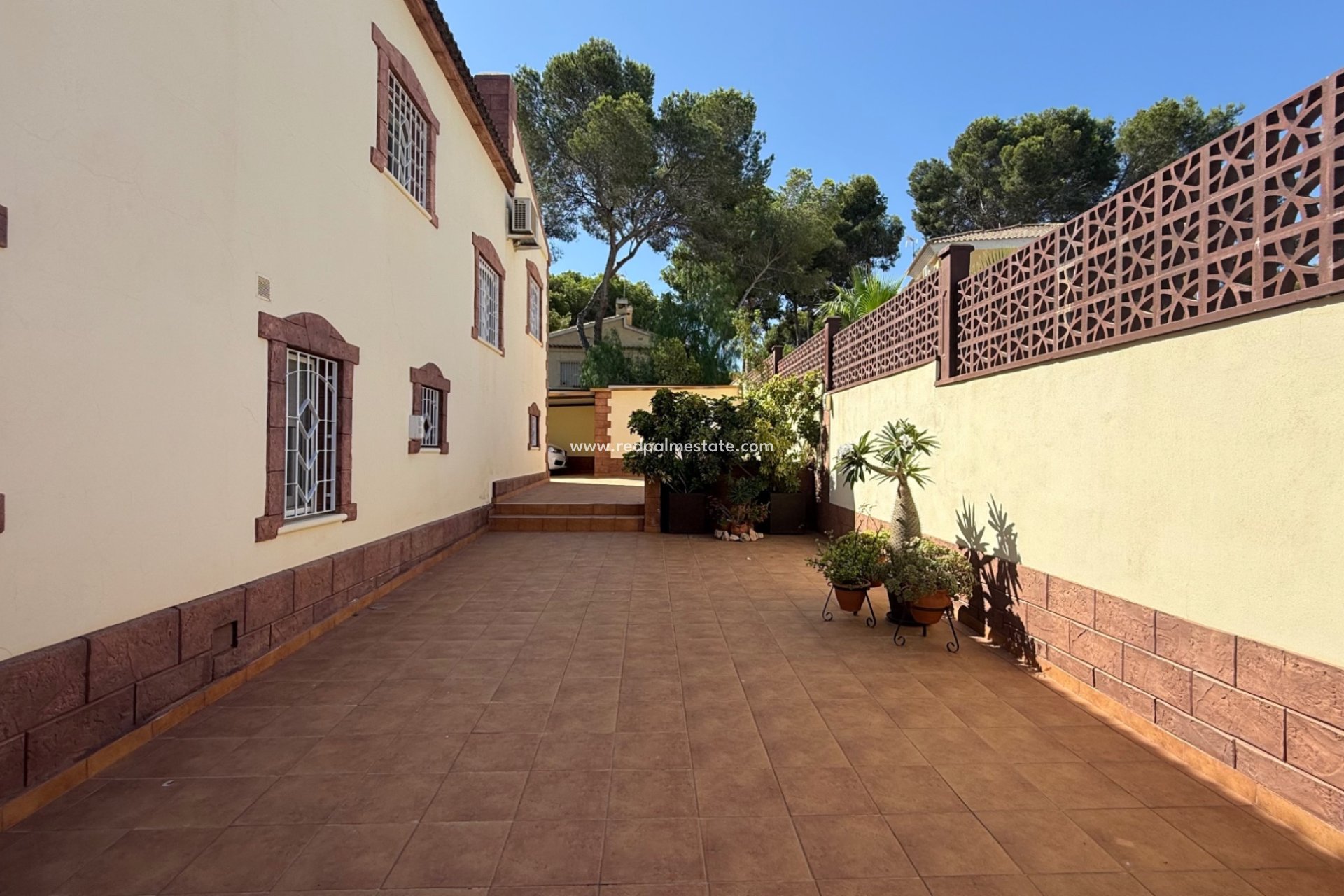 Resale - Villa -
Torrevieja