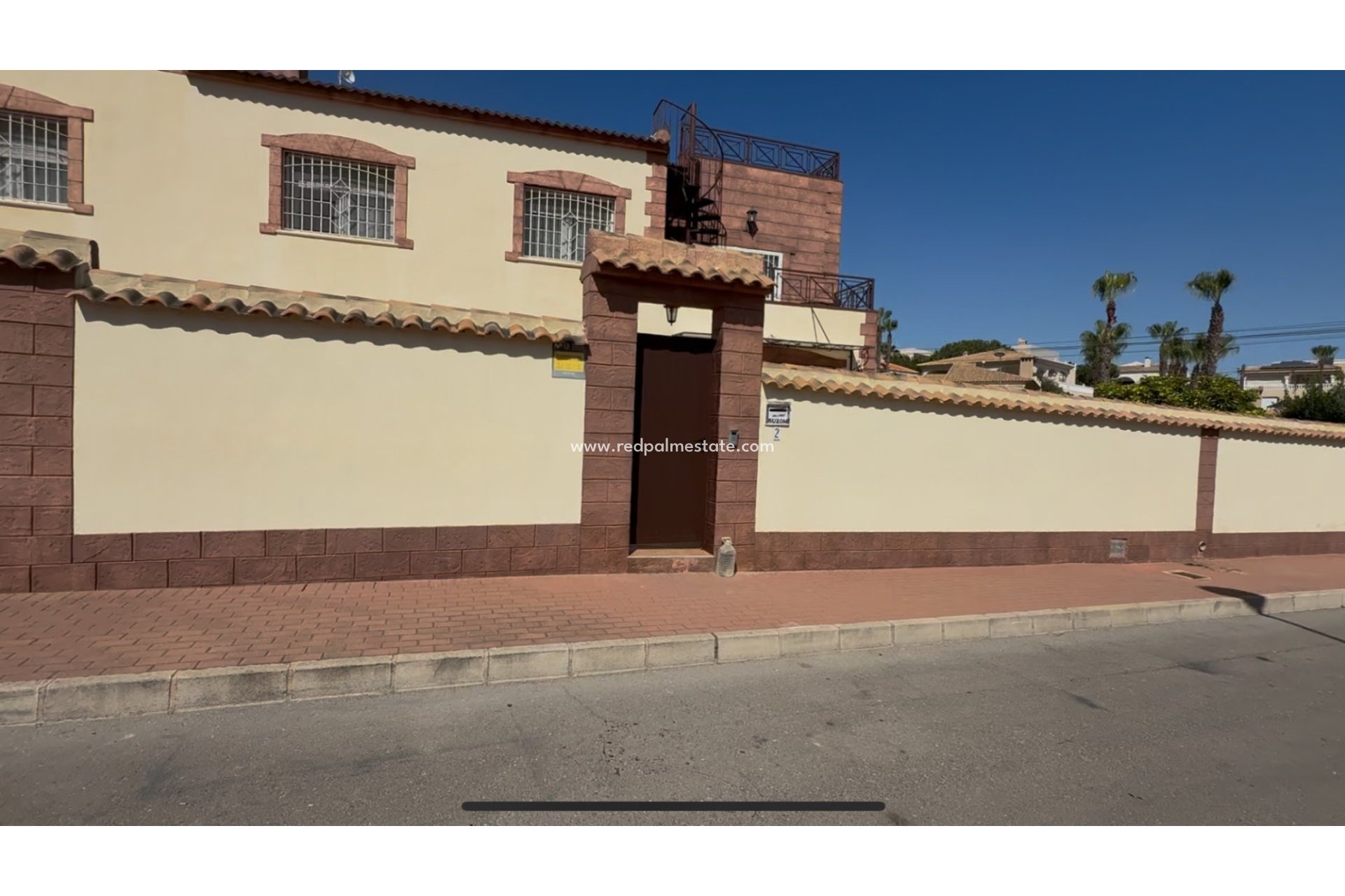 Resale - Villa -
Torrevieja