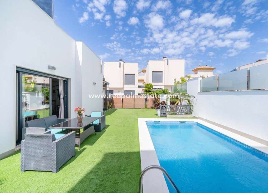 Resale - Villa -
Torrevieja