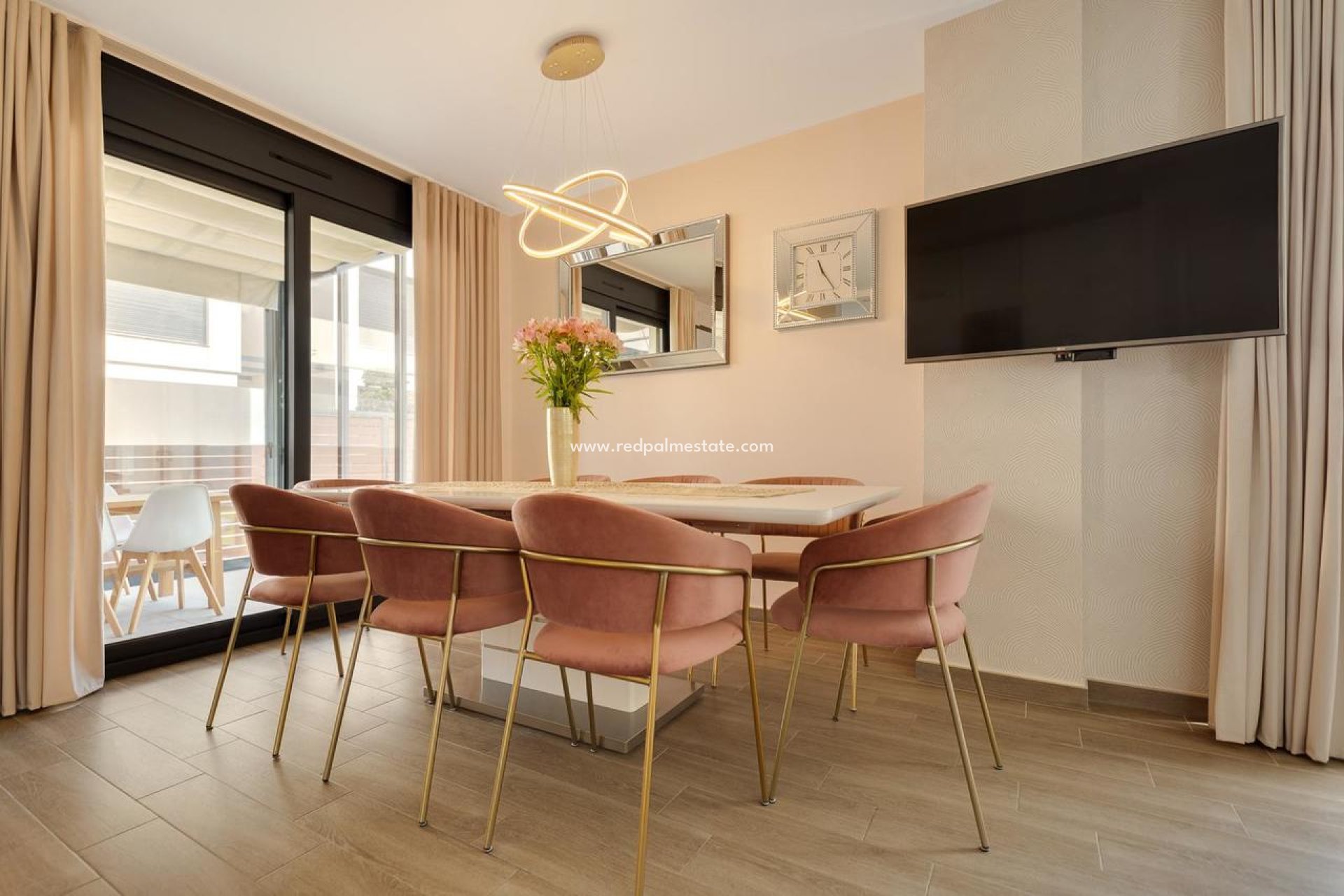Resale - Villa -
Torrevieja