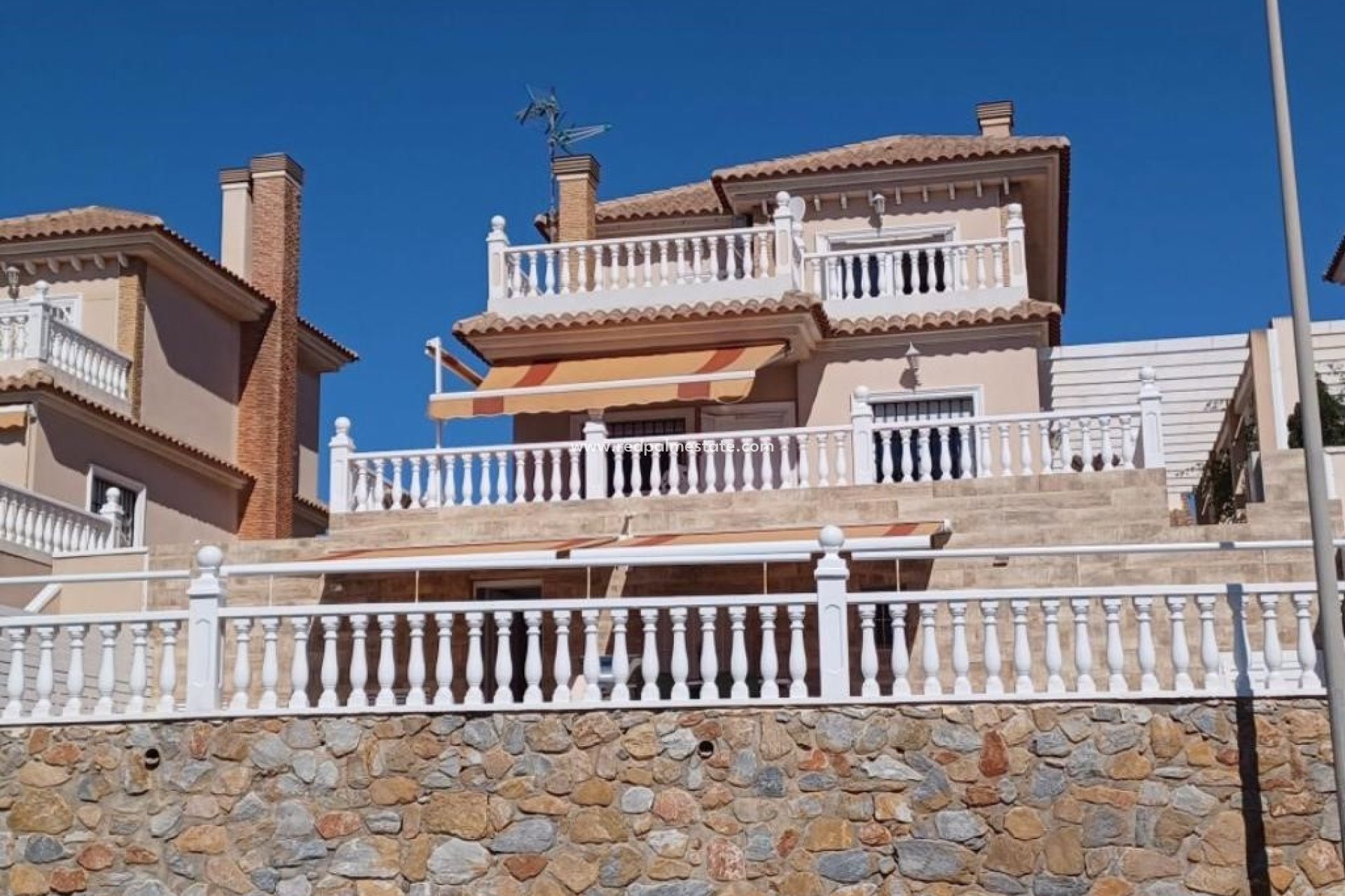 Resale - Villa -
Torrevieja