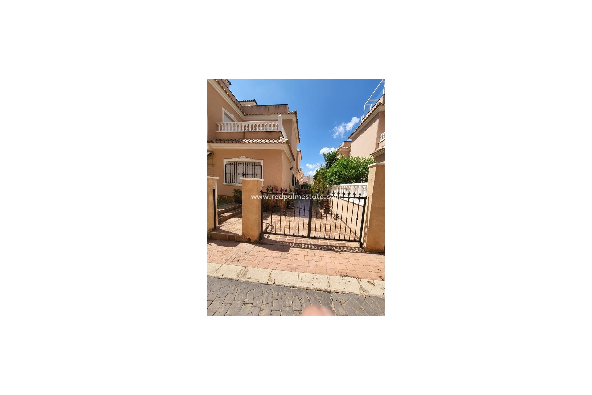 Resale - Villa -
Torrevieja