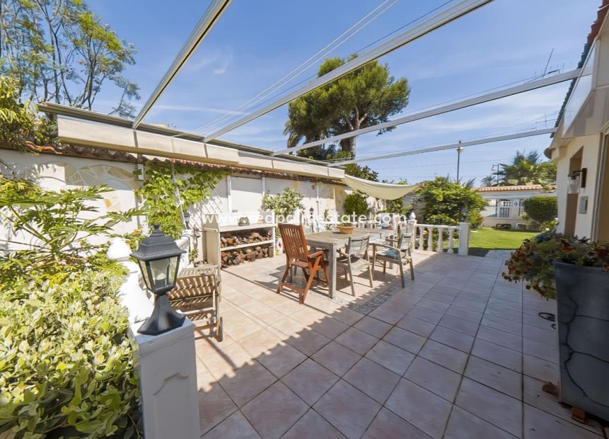 Resale - Villa -
Torrevieja