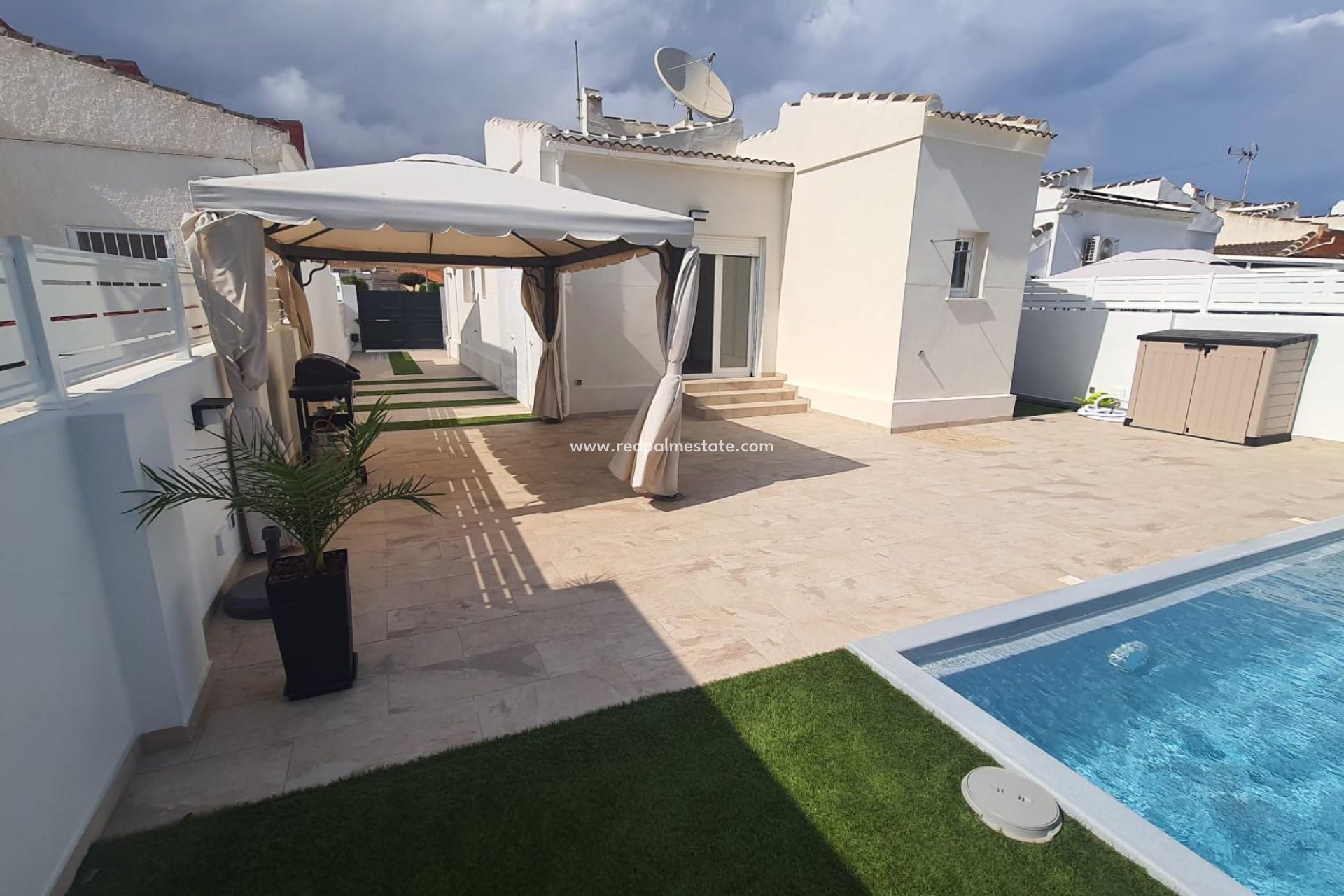 Resale - Villa -
Torrevieja