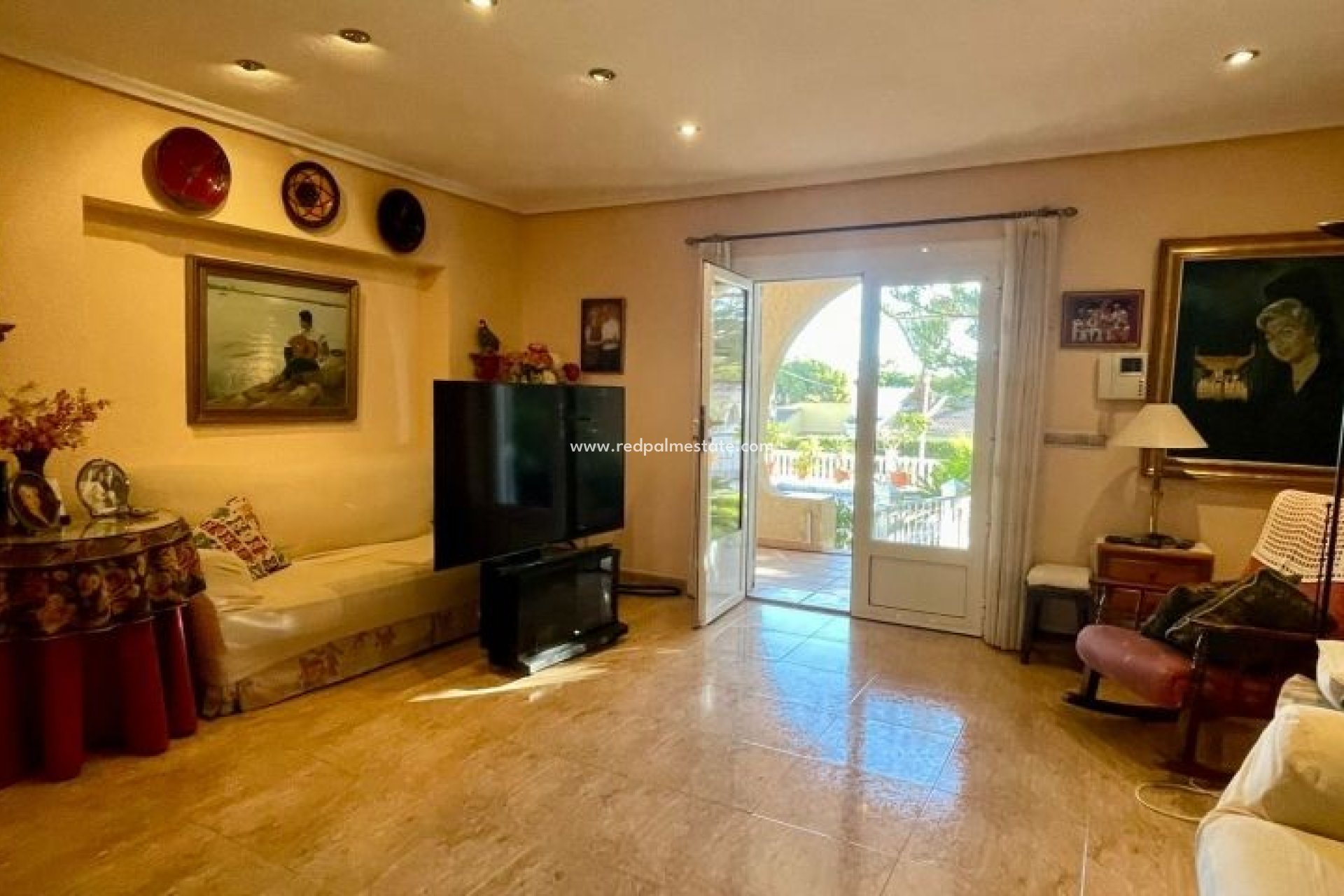 Resale - Villa -
Torrevieja