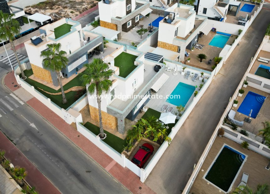 Resale - Villa -
Torrevieja