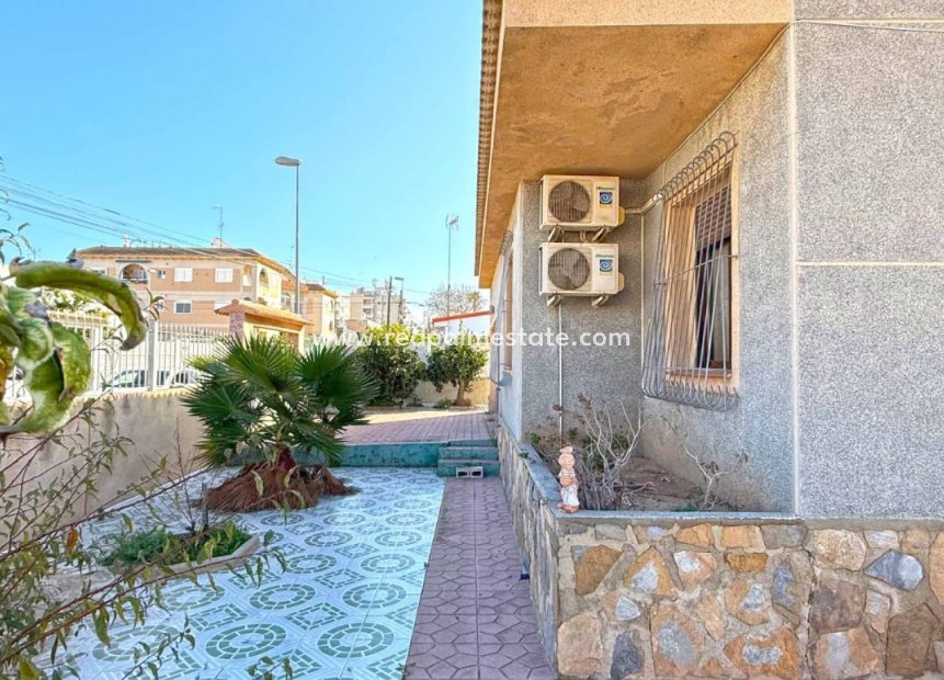 Resale - Villa -
Torrevieja