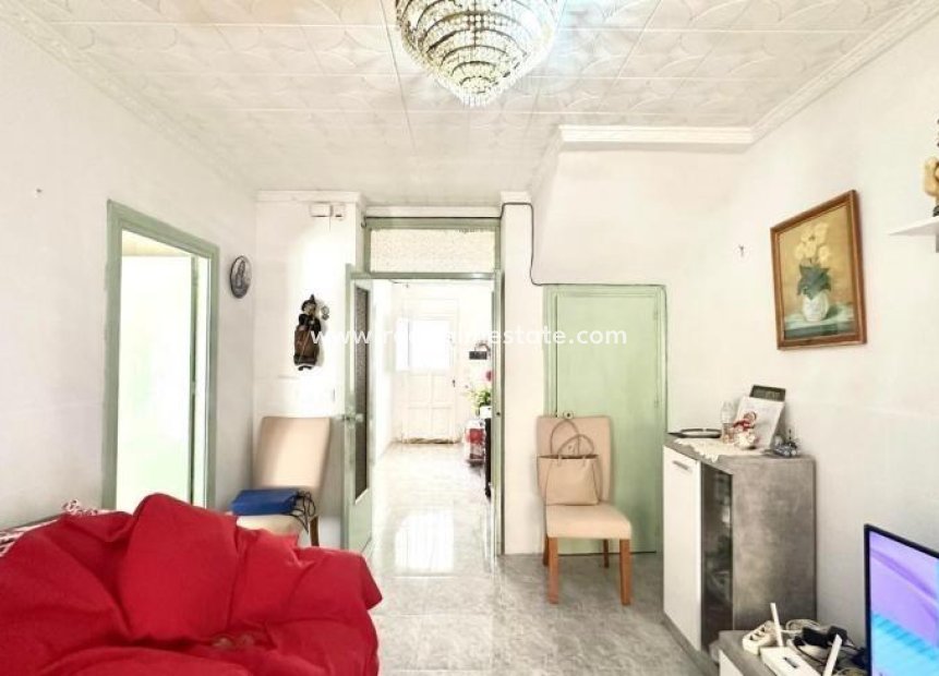 Resale - Villa -
Torrevieja