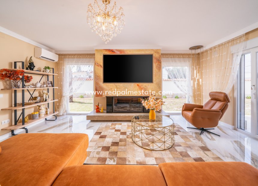 Resale - Villa -
Torrevieja