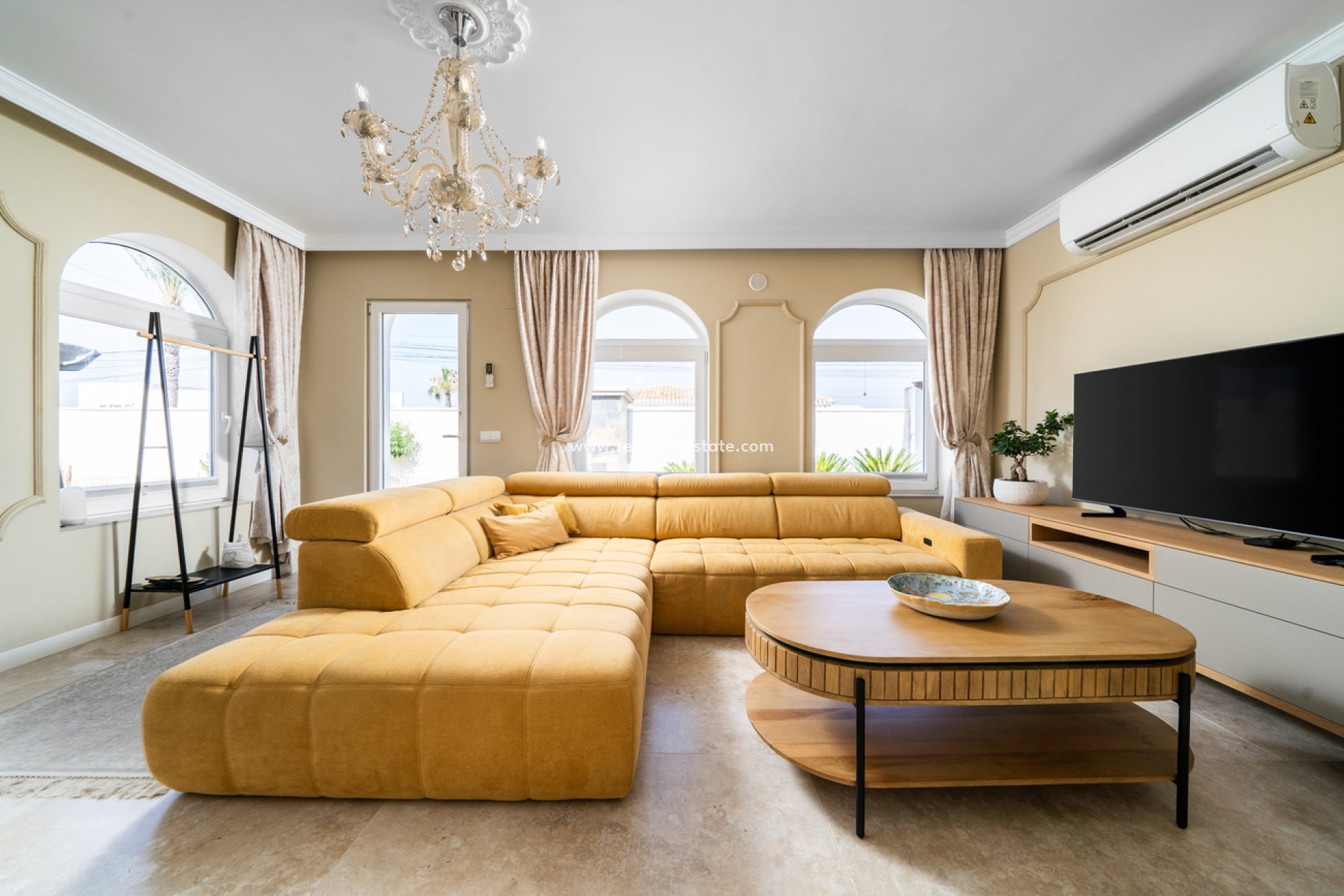 Resale - Villa -
Torrevieja