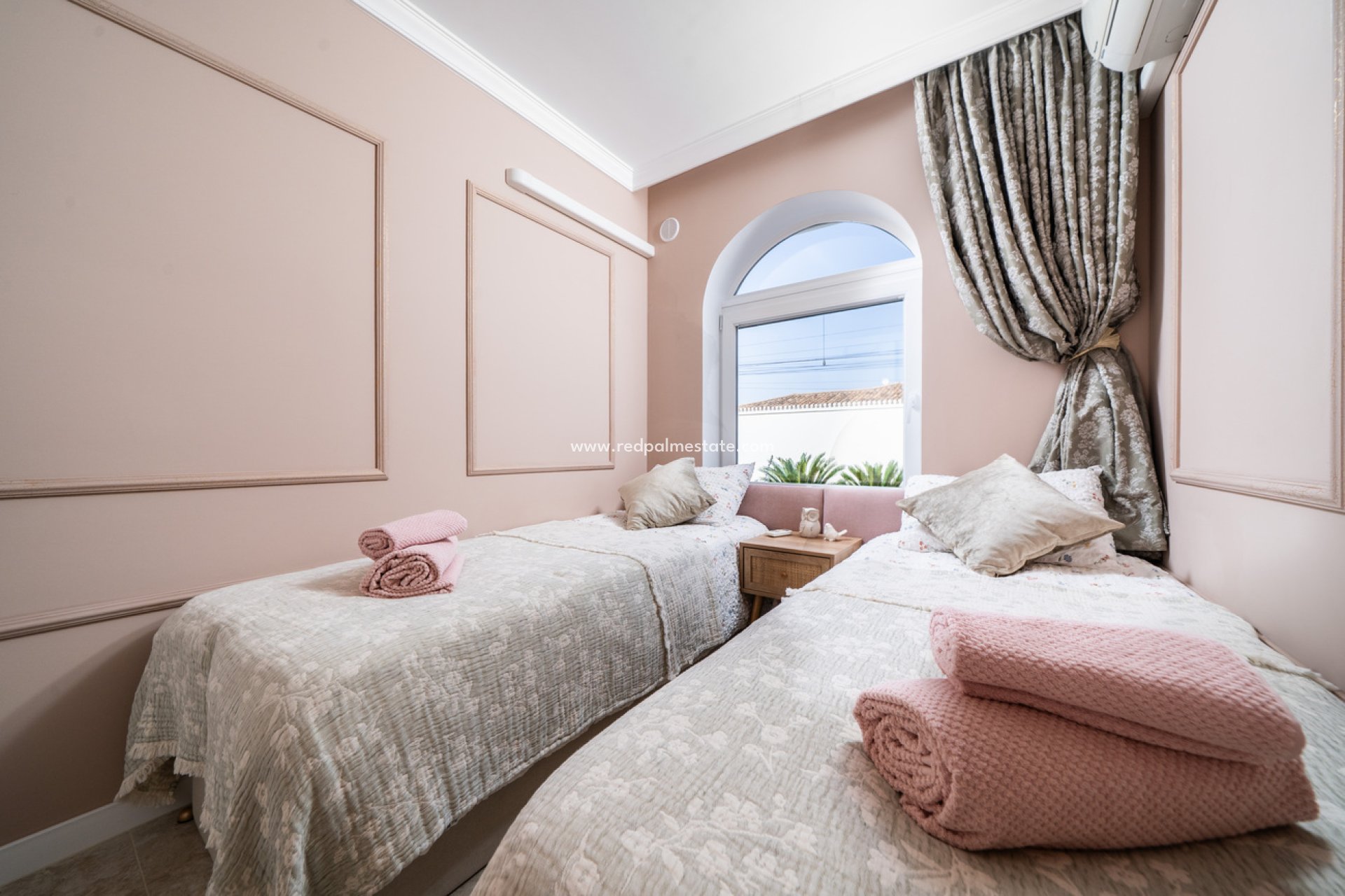 Resale - Villa -
Torrevieja