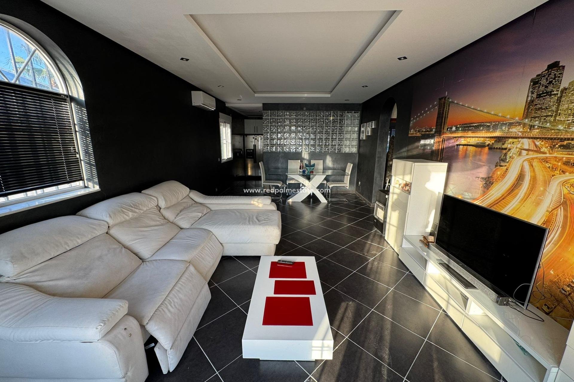 Resale - Villa -
Torrevieja