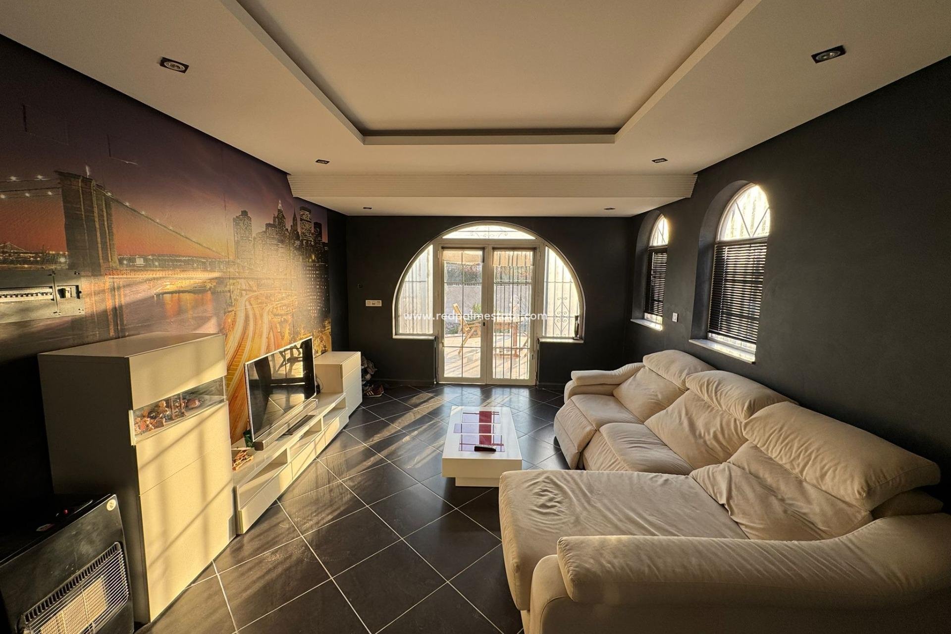 Resale - Villa -
Torrevieja