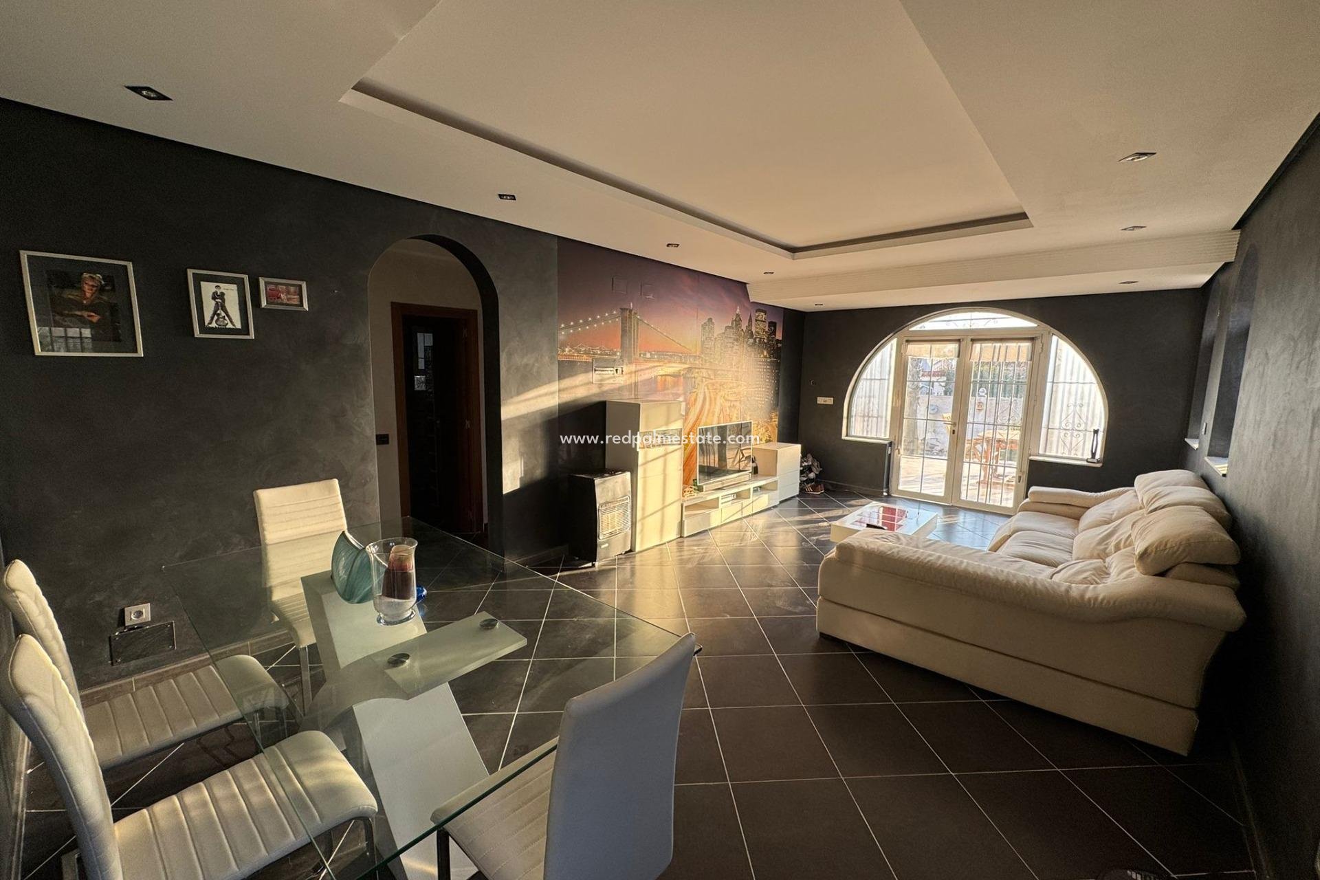 Resale - Villa -
Torrevieja