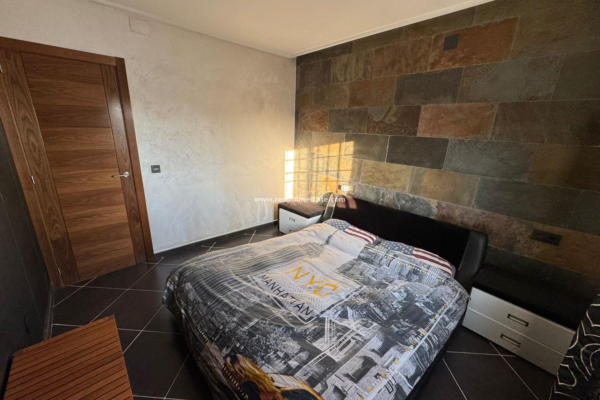 Resale - Villa -
Torrevieja