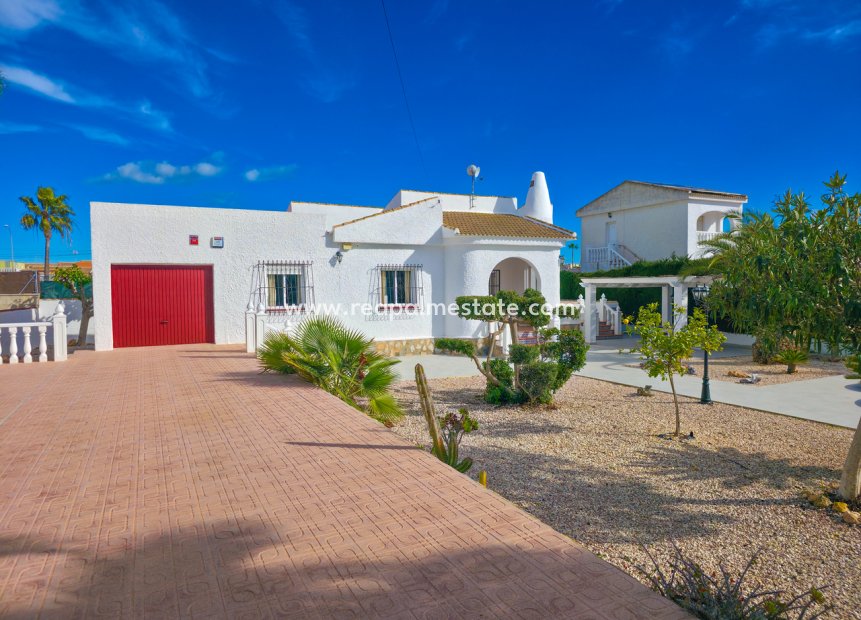 Resale - Villa -
Torrevieja