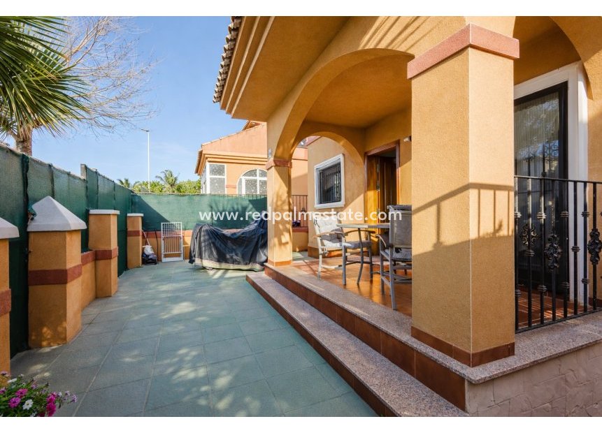 Resale - Villa -
Torrevieja