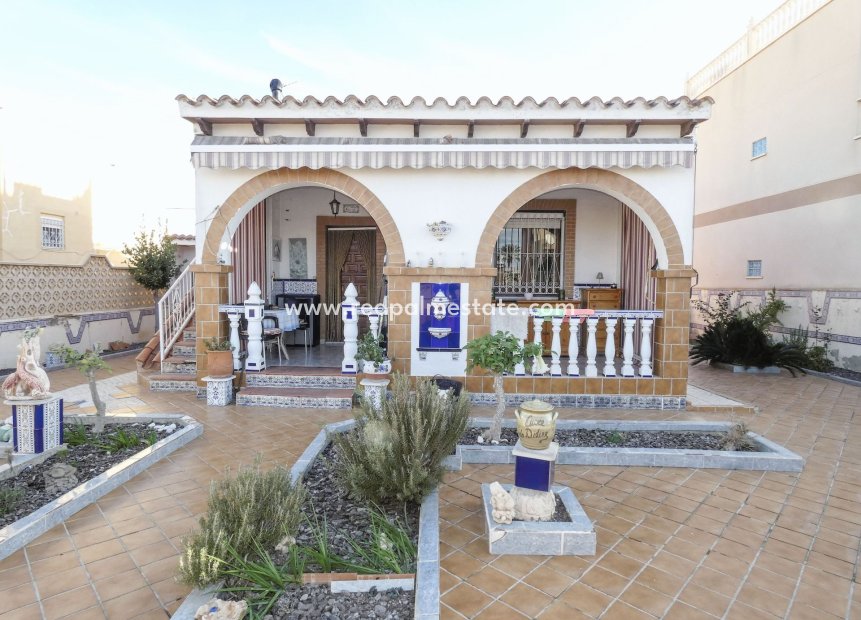 Resale - Villa -
Torrevieja