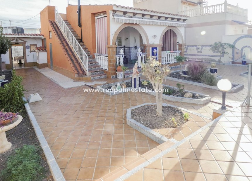 Resale - Villa -
Torrevieja